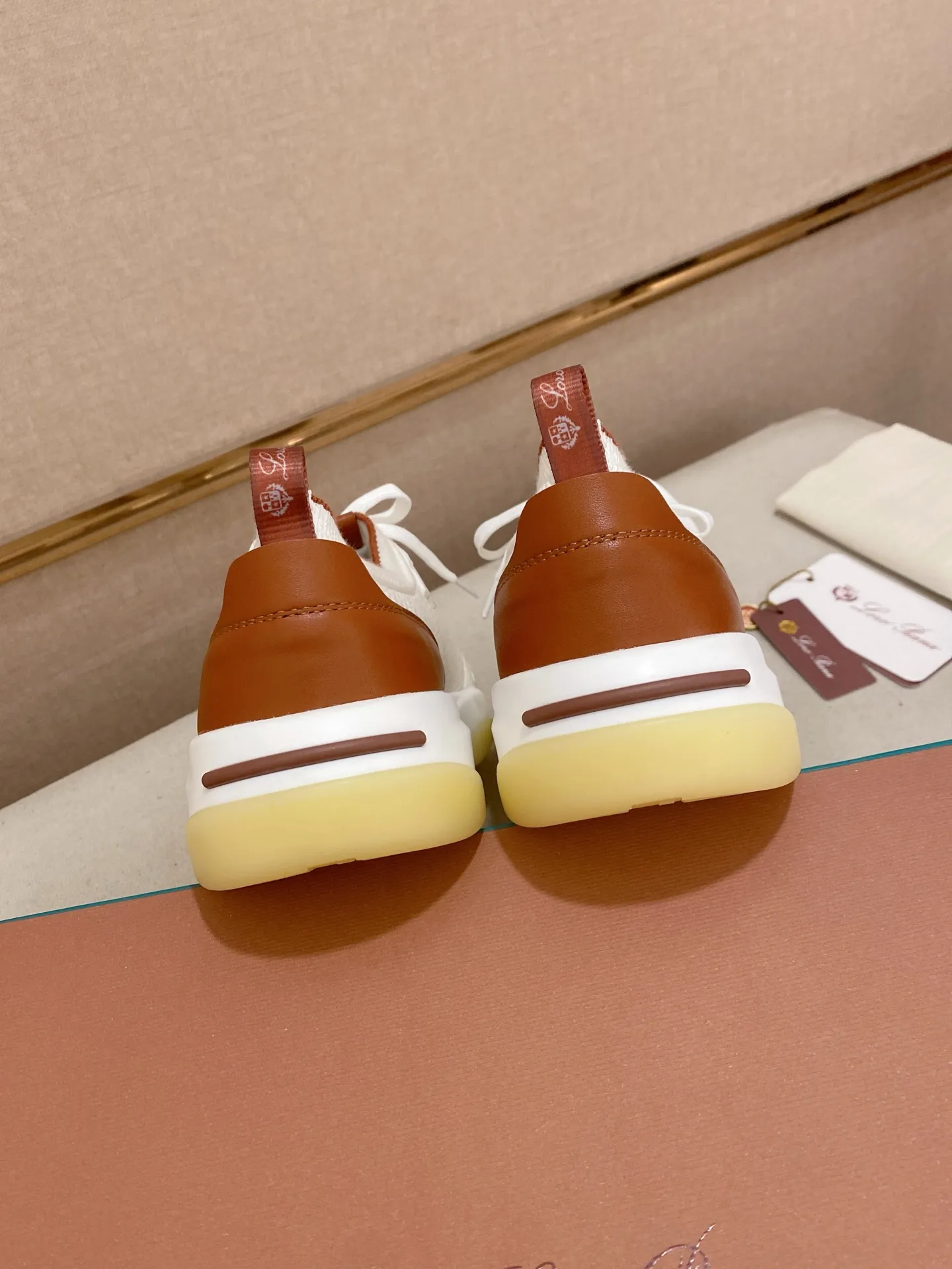 Men's shoes💰: 540💰🔥𝐥𝐨𝐫𝐨 𝐏𝐢𝐚𝐧𝐚 lp classic loafers, an Italian treasure brand, the only brand that can match Hermès! Only after wearing it do we realize that we can’t live up to our feet. The upper is made of imported first-layer cowhide with breathable fly-knit fabric, water-dyed cowhide foot pads, and the official original glass rubber outsole and pendant. Exclusive original packaging (tag ➕ brand paper ➕ outer box ➕ hand bag) code number: 38-44. Can be customized 45-46